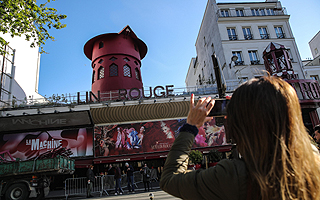 Emblemático cabaré parisino Moulin Rouge perdió sus aspas: Se desplomaron por causas desconocidas