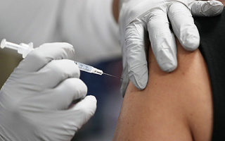 AstraZeneca admite que en &#34;casos extremadamente raros&#34; vacuna de covid-19 generó trombosis