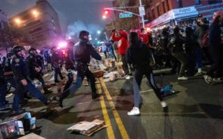 Policía de Nueva York desaloja edificio ocupado en la Universidad de Columbia y detiene a estudiantes
