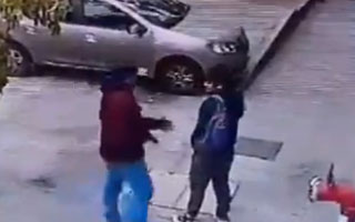 Video | Homicidio de extranjero en Barrio Yungay: Autor de asalto huyó junto a un cómplice en un automóvil