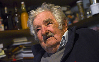 Experto: Edad avanzada y &#34;enfermedades subyacentes&#34; de &#34;Pepe&#34; Mujica complican su diagnóstico