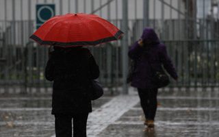 Reportan estragos por lluvias en Concepción y precipitaciones en la RM comenzarían durante la mañana