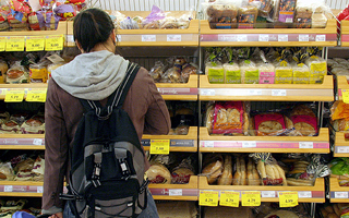 Japón: Retiran más de 100 paquetes de popular pan luego de que en dos de ellos se encontraran partes de una rata
