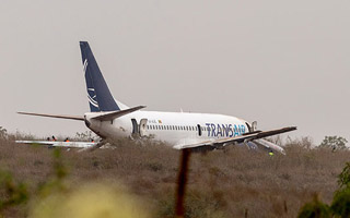 Video | Avión con 85 personas a bordo se incendia tras salirse de la pista en aeropuerto de Senegal