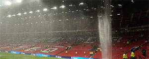 Las impactantes imágenes de Old Trafford que desataron la furia de los hinchas del Manchester United y que se viralizaron en redes