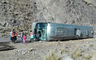 Al menos 13 muertos deja volcamiento de bus en Perú: Ex contralor de ese país figura entre las víctimas