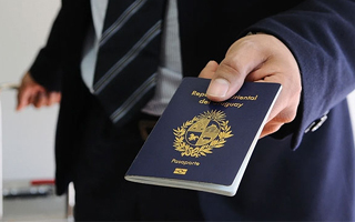 La insólita razón por la que Francia y Alemania prohibieron el ingreso a uruguayos con pasaporte nuevo