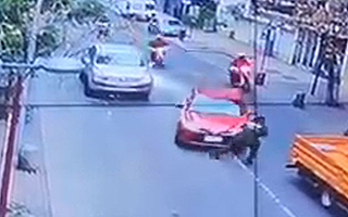 Video: Carabinero es atropellado en persecución por el centro de Santiago