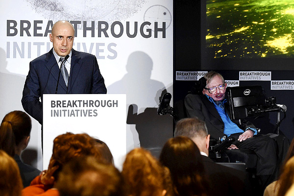 Stephen Hawking y empresario ruso anuncian iniciativa global para rastrear vida extraterrestre