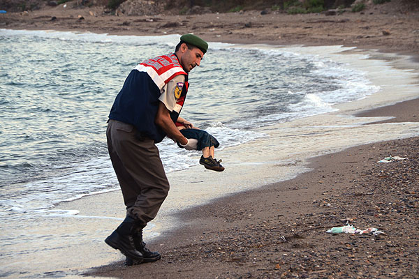 Imagen de niño ahogado golpea a Europa y demuestra gravedad de crisis migratoria