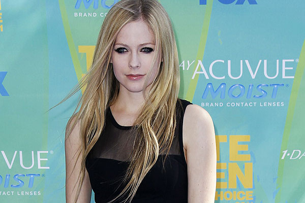 Tras ser diagnosticada con la enfermedad de Lyme, Avril Lavigne inicia campaña contra dicho mal