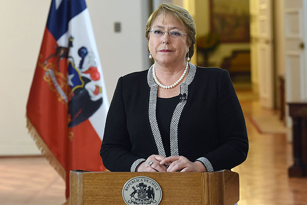 Bachelet anuncia nueva constituci&oacute;n: 