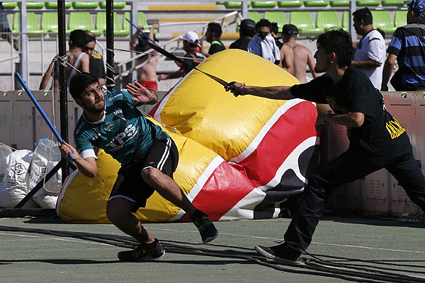 Batalla campal entre hinchas impidió realización de partido Wanderers-Colo Colo