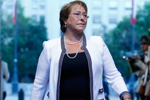Encuesta Cadem: 62% cree que renuncia del administrador de La Moneda afectó imagen de Bachelet