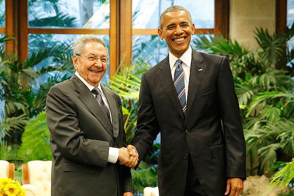 Raúl Castro recibe a Barack Obama en inédito encuentro en el Palacio de la Revolución