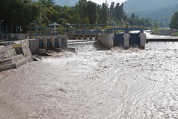 Cerca de 800 mil clientes se ver&aacute;n afectados por corte de agua de emergencia en la Regi&oacute;n Metropolitana