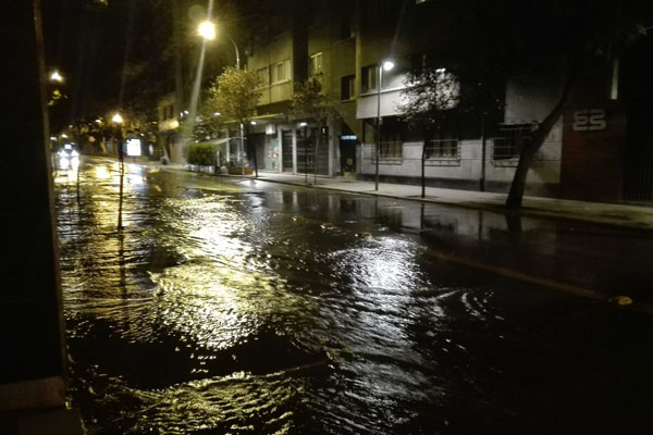 Rotura de matriz provoca inundaci&oacute;n en calles de Providencia y Santiago