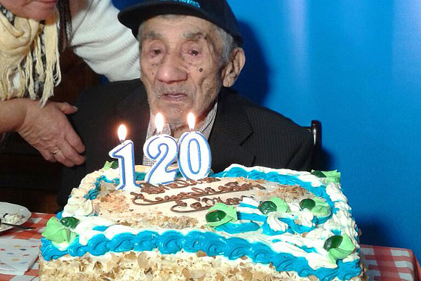 ¡Y sigue celebrando! El hombre más longevo de Chile cumplió 120 años