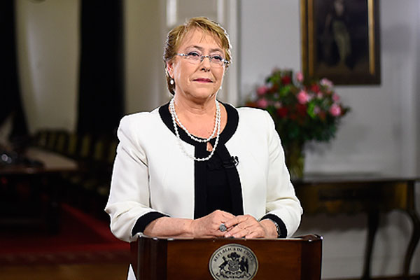 Bachelet anuncia aumento de cotizaciones con cargo al empleador para mejorar pensiones
