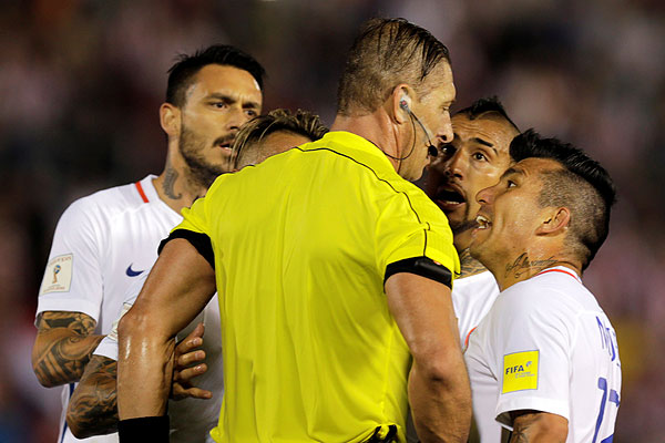 El tenso partido que vivi&oacute; Medel con el &aacute;rbitro que fue subiendo de tono hasta terminar con su expulsi&oacute;n