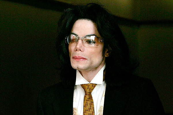 Acusan a Michael Jackson de dirigir 