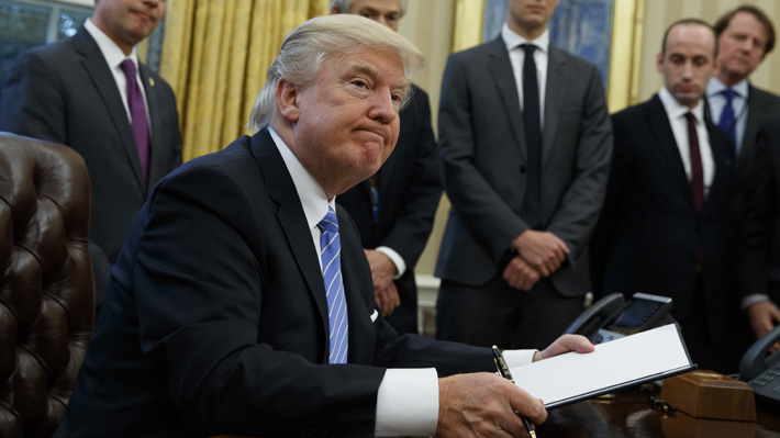 Es oficial: Donald Trump firma orden ejecutiva para sacar a EE.UU. del TPP