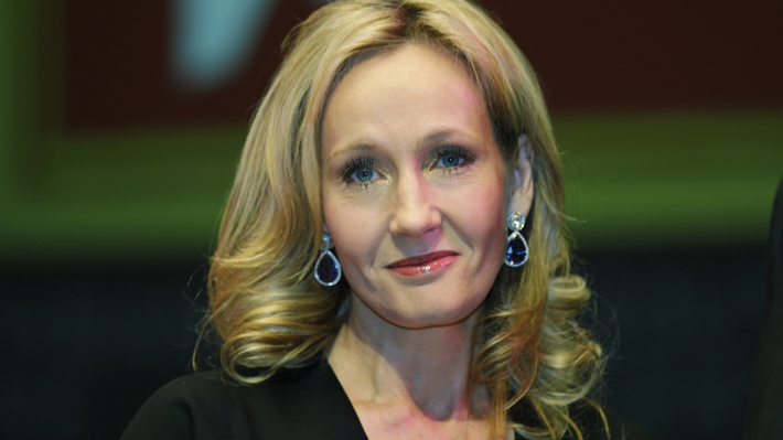 Los dejó callados: J.K. Rowling respondió a defensores de Trump que quemaron copias de 