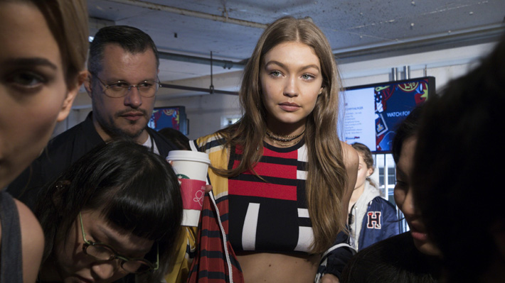 Tommy Hilfiger se aleja de los típicos desfiles y presenta nueva colección en colaboración con Gigi Hadid