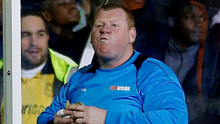 Investigar&aacute;n a meta ingl&eacute;s que se comi&oacute; un s&aacute;ndwich en pleno partido ante el Arsenal de Alexis S&aacute;nchez