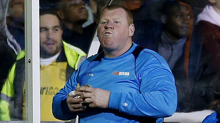Arquero del Sutton que sorprendi&oacute; comiendo un s&aacute;ndwich en duelo ante el Arsenal renunci&oacute; al club
