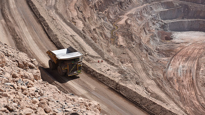 Chile cae 28 puestos en atractivo para inversión minera y es superado por Perú