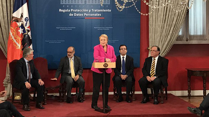 Presidenta Bachelet firma proyecto de ley para proteger datos personales y regular su uso