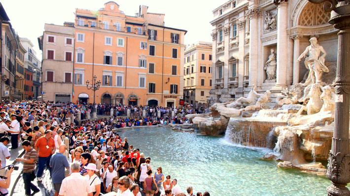Fontana di Trevi: una tradición que deja 1,5 millones de dólares al año