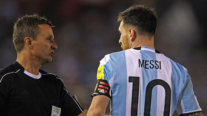 Increíble: FIFA levantó todas las sanciones a Lionel Messi por insultos a árbitro en duelo contra Chile