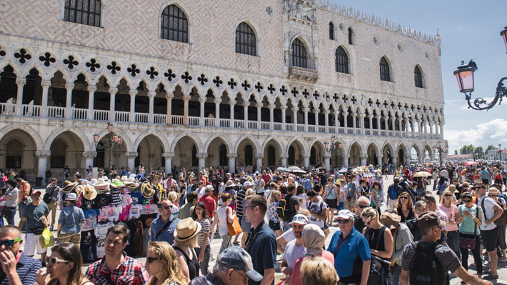 Turistas ponen en problemas a la bella Venecia