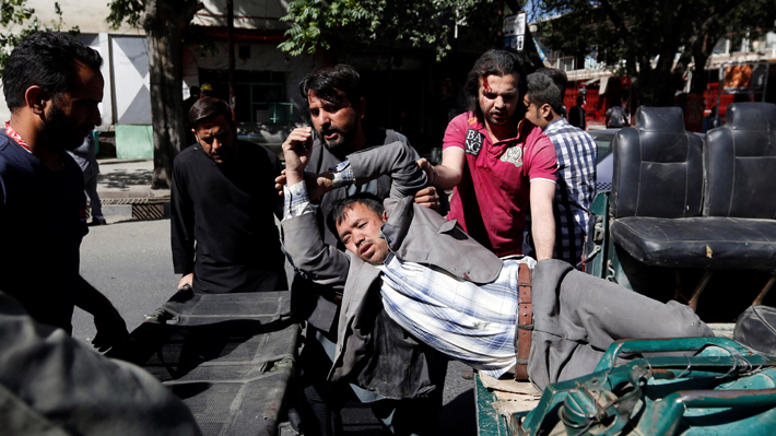 Atentado con auto bomba en distrito diplom&aacute;tico de la capital de Afganist&aacute;n deja al menos 50 heridos