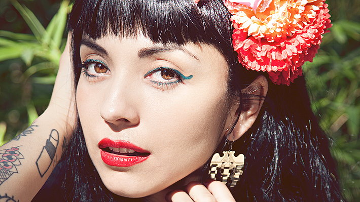 Mon Laferte se convierte en la Mejor Artista de M&eacute;xico en los Premios MTV MIAW 2017