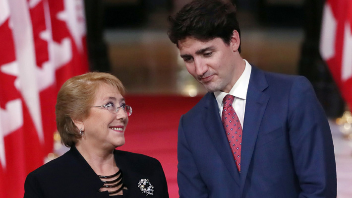 ¿Sabes cu&aacute;l es? Justin Trudeau visti&oacute; su colorida prenda fetiche frente a Michelle Bachelet