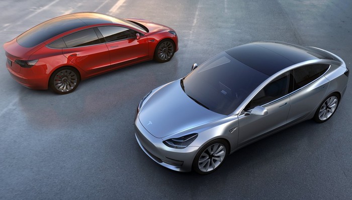 Tesla inicia producci&oacute;n de auto el&eacute;ctrico para las grandes masas