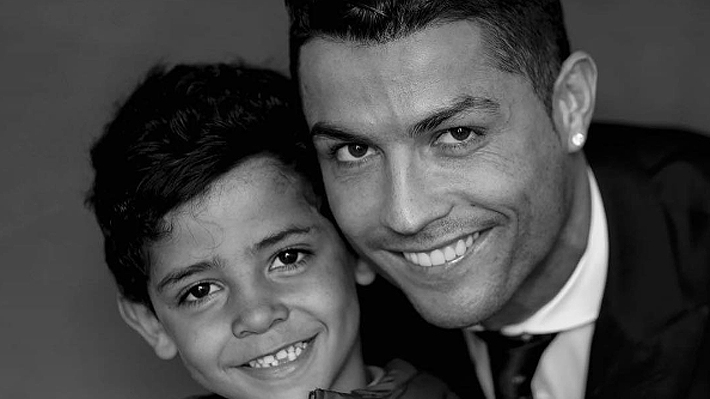 Cristiano Ronaldo vuelve a posar con sus mellizos en Instagram, esta vez tambi&eacute;n junto a Cristiano Jr.