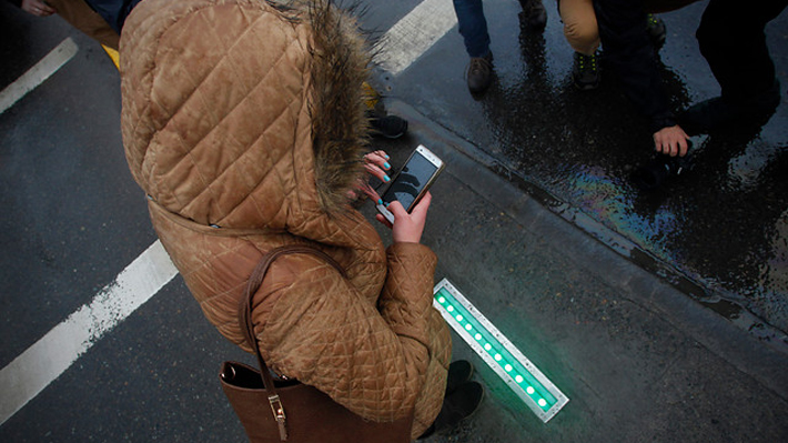 Instalación de semáforos en el suelo: ¿Solución o fomento al uso irresponsable de celulares?