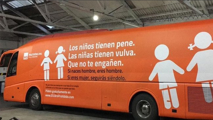 ¿Por qué el polémico bus trae a Chile mensajes distintos a los que exhibió en España?