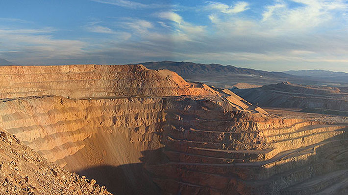 Trabajadores de minera del grupo Luksic votan huelga tras fracaso en negociaciones