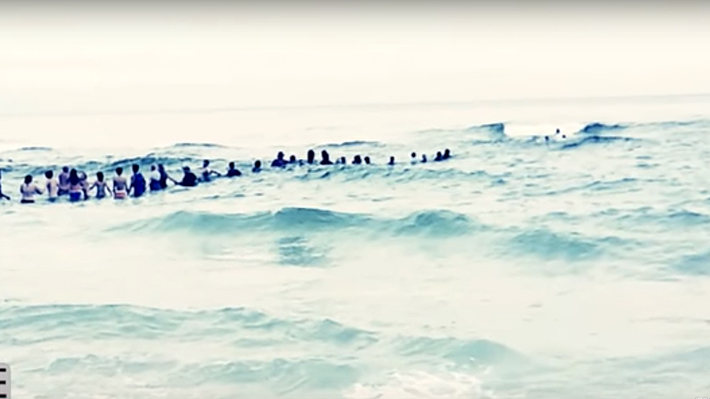 Heroico: m&aacute;s de 80 personas realizan cadena humana para salvar a una familia de morir ahogada