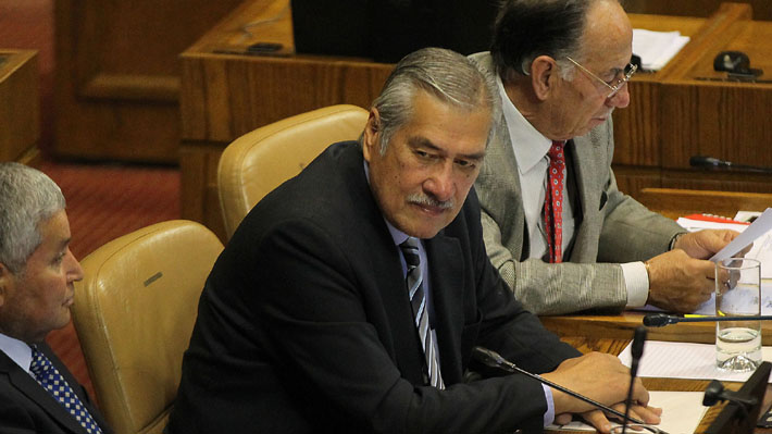 Diputado Meza arremete contra rostros de TVN tras cr&iacute;ticas por cambio de horario del 2 de enero