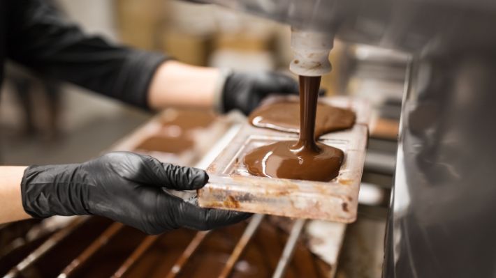 Entrelagos y sus 48 años de historia: La chocolatería familiar que nació en Valdivia con mazapán casero