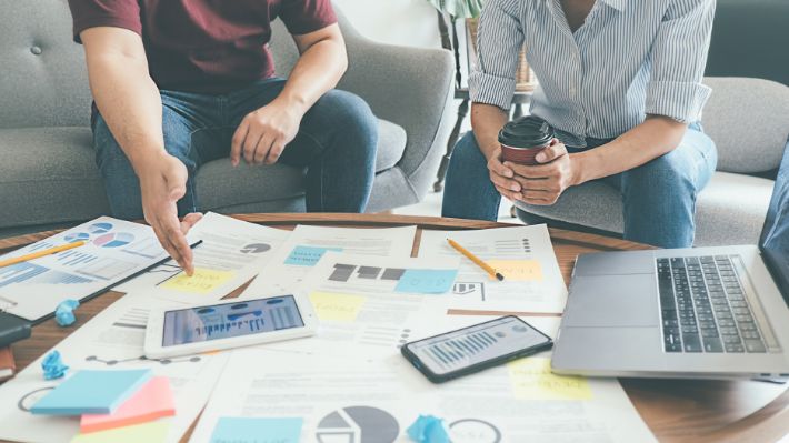 Casi la mitad de los emprendedores en Chile ya usa inteligencia artificial, pero persisten brechas etarias