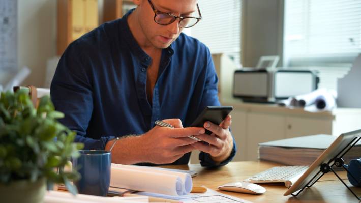 Estudio muestra que más del 60% de los trabajadores en Chile no logra desconectarse durante las vacaciones