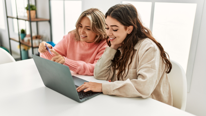 Banco de Chile y Skillnest abren 80 becas gratuitas de programación para mujeres: Postulaciones cierran el 24 de abril
