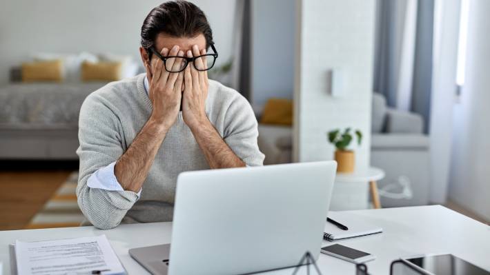 Experto entrega 5 recomendaciones para enfrentar la frustración laboral